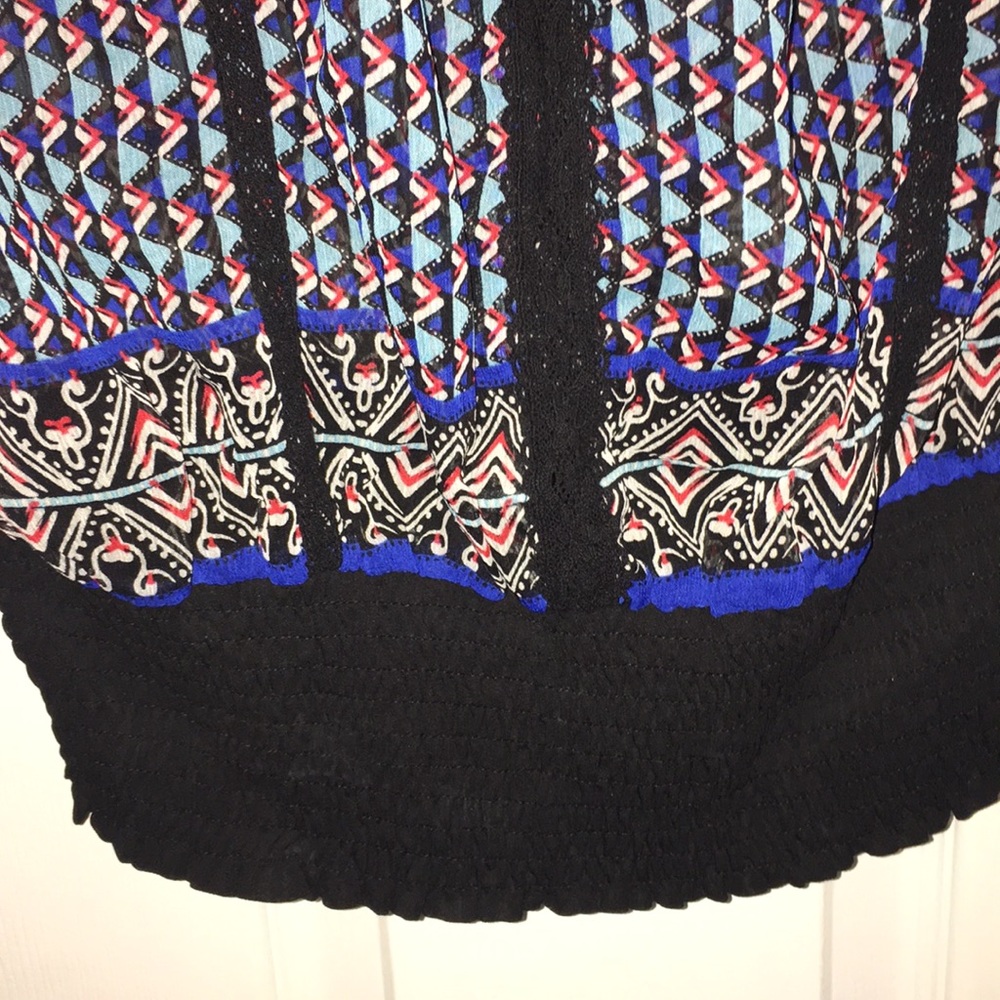 Beautiful Pattern Blouse/Crop Top - Picture 3 of 3